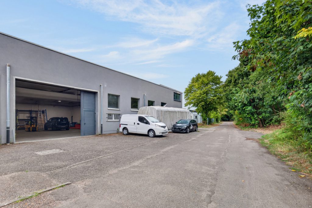 HUST Immobilien GmbH & Co. KG - Immobilienangebot - Ettlingen - Gewerbe - Vielseitige Gewerbe-/Lagerhalle mit Rolltor und Büro-/Sozialtrakt in Ettlingen-Oberweier