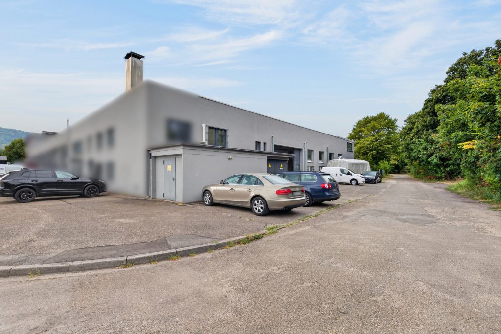 HUST Immobilien GmbH & Co. KG - Immobilienangebot - Ettlingen - Gewerbe - Vielseitige Gewerbe-/Lagerhalle mit Rolltor und Büro-/Sozialtrakt in Ettlingen-Oberweier