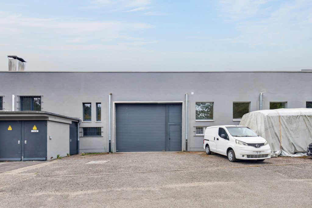 HUST Immobilien GmbH & Co. KG - Immobilienangebot - Ettlingen - Gewerbe - Vielseitige Gewerbe-/Lagerhalle mit Rolltor und Büro-/Sozialtrakt in Ettlingen-Oberweier