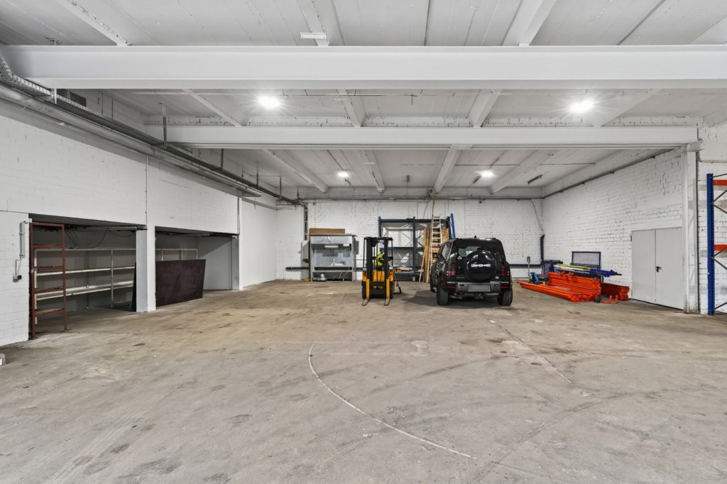 HUST Immobilien GmbH & Co. KG - Immobilienangebot - Ettlingen - Gewerbe - Vielseitige Gewerbe-/Lagerhalle mit Rolltor und Büro-/Sozialtrakt in Ettlingen-Oberweier