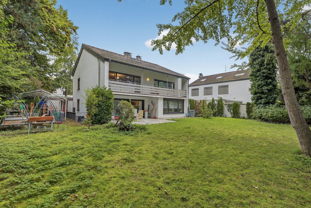 HUST Immobilien GmbH & Co. KG - Immobilienangebot - Karlsruhe / Rüppurr - Häuser - Viel Platz, viel Grün, viel Perspektive: Einfamilienhaus in Rüppurr auf 900 m² Grundstück