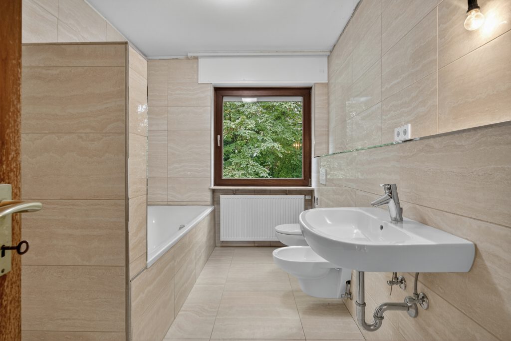 HUST Immobilien GmbH & Co. KG - Immobilienangebot - Karlsruhe / Rüppurr - Häuser - Viel Platz, viel Grün, viel Perspektive: Einfamilienhaus in Rüppurr auf 900 m² Grundstück