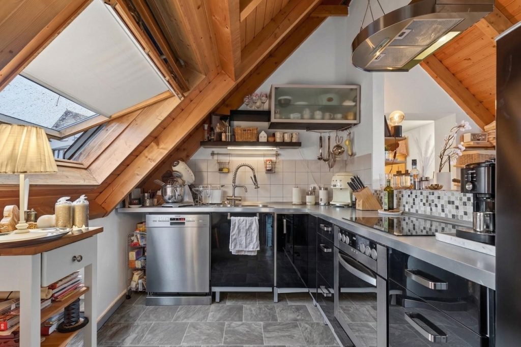 HUST Immobilien GmbH & Co. KG - Immobilienangebot - Waldbronn / Busenbach - Wohnungen - Dachgeschoss mit Charakter – 2-Zimmer-Kapitalanlage mit drei Balkonen & TG-Stellplatz in Waldbronn