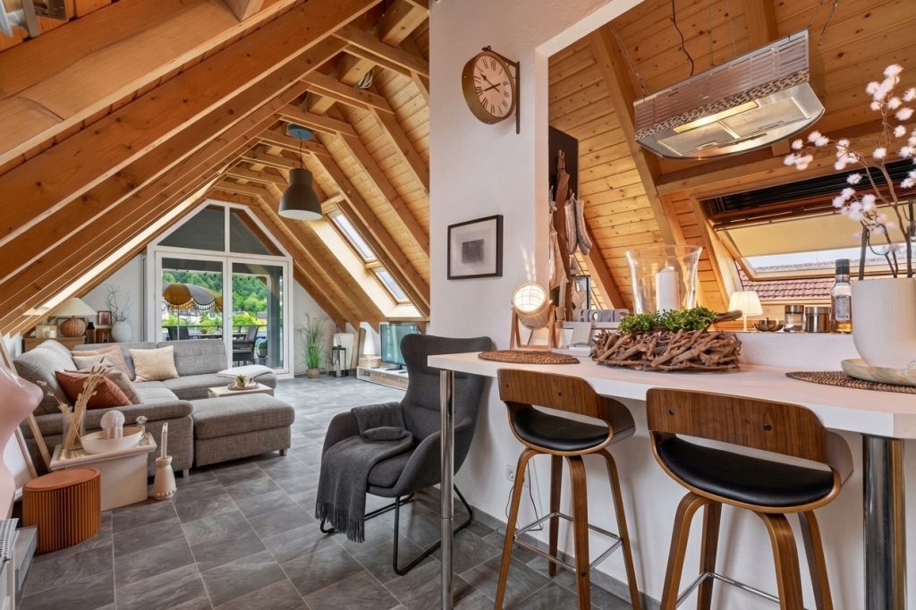 HUST Immobilien GmbH & Co. KG - Immobilienangebot - Waldbronn / Busenbach - Wohnungen - Dachgeschoss mit Charakter – 2-Zimmer-Kapitalanlage mit drei Balkonen & TG-Stellplatz in Waldbronn