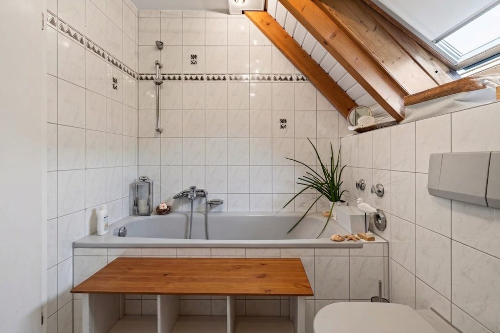 HUST Immobilien GmbH & Co. KG - Immobilienangebot - Waldbronn / Busenbach - Wohnungen - Dachgeschoss mit Charakter – 2-Zimmer-Kapitalanlage mit drei Balkonen & TG-Stellplatz in Waldbronn