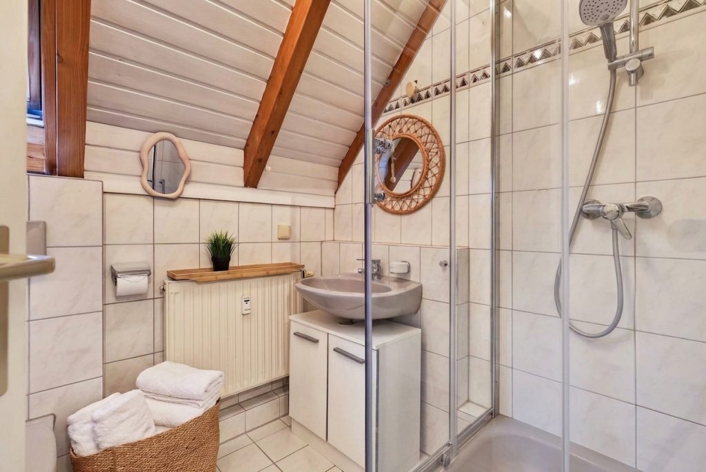 HUST Immobilien GmbH & Co. KG - Immobilienangebot - Waldbronn / Busenbach - Wohnungen - Dachgeschoss mit Charakter – 2-Zimmer-Kapitalanlage mit drei Balkonen & TG-Stellplatz in Waldbronn