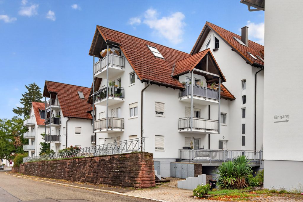 HUST Immobilien GmbH & Co. KG - Immobilienangebot - Waldbronn / Busenbach - Wohnungen - Dachgeschoss mit Charakter – 2-Zimmer-Kapitalanlage mit drei Balkonen & TG-Stellplatz in Waldbronn