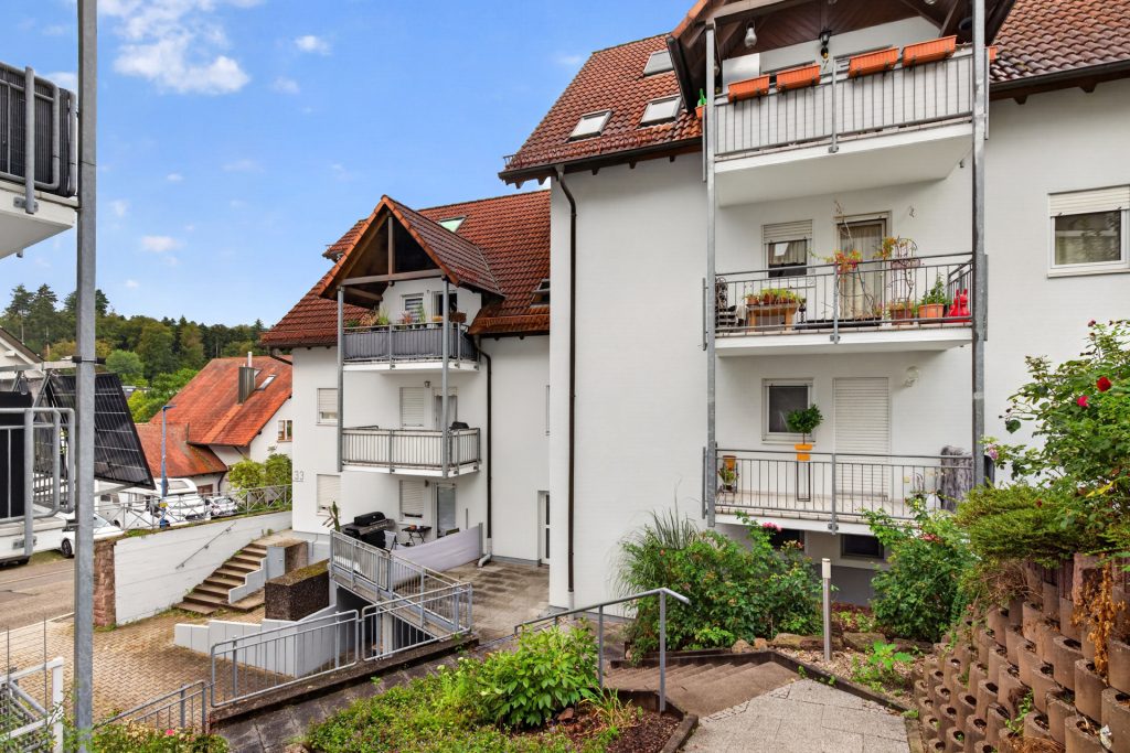 HUST Immobilien GmbH & Co. KG - Immobilienangebot - Waldbronn / Busenbach - Wohnungen - Dachgeschoss mit Charakter – 2-Zimmer-Kapitalanlage mit drei Balkonen & TG-Stellplatz in Waldbronn