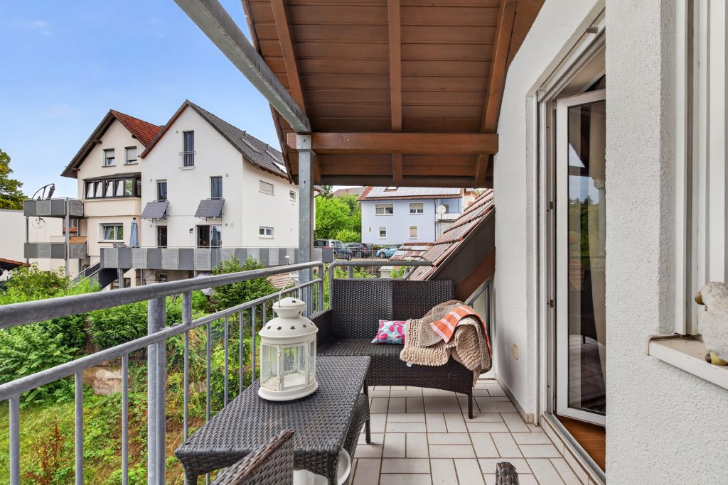 HUST Immobilien GmbH & Co. KG - Immobilienangebot - Waldbronn / Busenbach - Wohnungen - Dachgeschoss mit Charakter – 2-Zimmer-Kapitalanlage mit drei Balkonen & TG-Stellplatz in Waldbronn