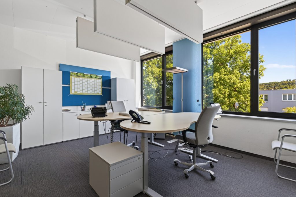 HUST Immobilien GmbH & Co. KG - Immobilienangebot - Ettlingen - Gewerbe - All-inclusive-Büro auf höchstem Niveau nach dem Motto: Ankommen, wo andere ankommen wollen