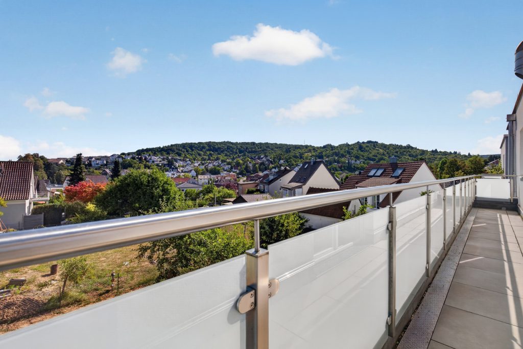 HUST Immobilien GmbH & Co. KG - Immobilienangebot - Niefern-Öschelbronn - Wohnungen - Modernes Penthouse mit schöner Dachterrasse – 159 m² Wohnkomfort mit 4 Zimmern und Weitblick