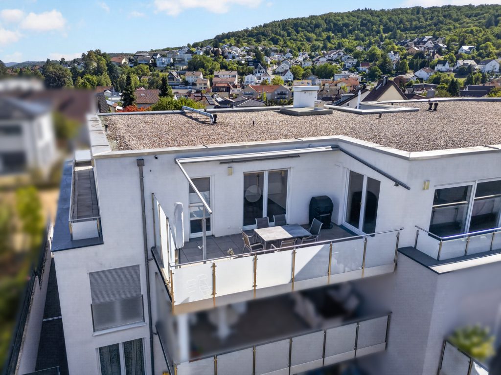HUST Immobilien GmbH & Co. KG - Immobilienangebot - Niefern-Öschelbronn - Wohnungen - Modernes Penthouse mit schöner Dachterrasse – 159 m² Wohnkomfort mit 4 Zimmern und Weitblick