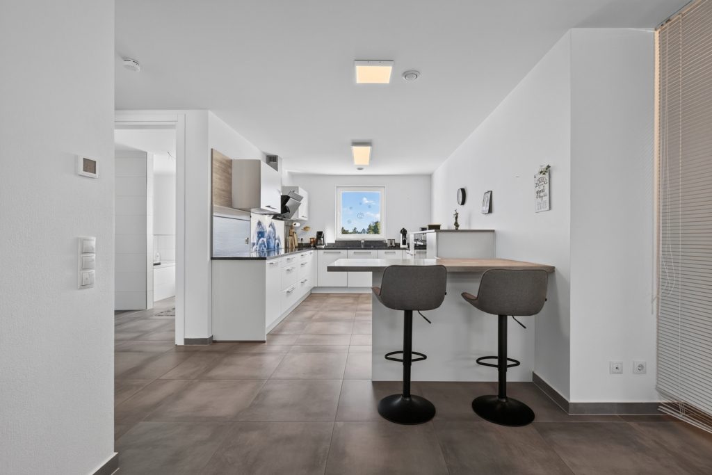 HUST Immobilien GmbH & Co. KG - Immobilienangebot - Niefern-Öschelbronn - Wohnungen - Modernes Penthouse mit schöner Dachterrasse – 159 m² Wohnkomfort mit 4 Zimmern und Weitblick