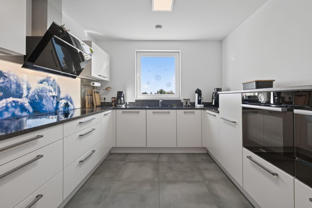 HUST Immobilien GmbH & Co. KG - Immobilienangebot - Niefern-Öschelbronn - Wohnungen - Modernes Penthouse mit schöner Dachterrasse – 159 m² Wohnkomfort mit 4 Zimmern und Weitblick