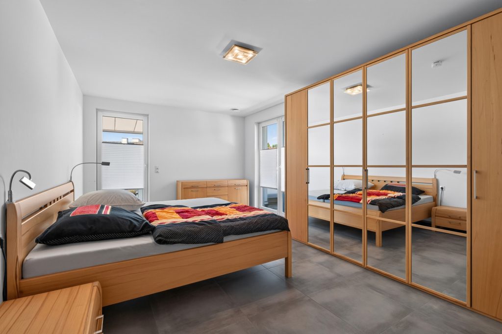 HUST Immobilien GmbH & Co. KG - Immobilienangebot - Niefern-Öschelbronn - Wohnungen - Modernes Penthouse mit schöner Dachterrasse – 159 m² Wohnkomfort mit 4 Zimmern und Weitblick