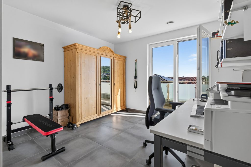 HUST Immobilien GmbH & Co. KG - Immobilienangebot - Niefern-Öschelbronn - Wohnungen - Modernes Penthouse mit schöner Dachterrasse – 159 m² Wohnkomfort mit 4 Zimmern und Weitblick