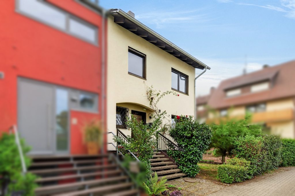 HUST Immobilien GmbH & Co. KG - Immobilienangebot - Karlsruhe / Daxlanden - Häuser - Ihre Handschrift gesucht: Familien-Doppelhaushälfte mit Garten in Karlsruhe-Daxlanden