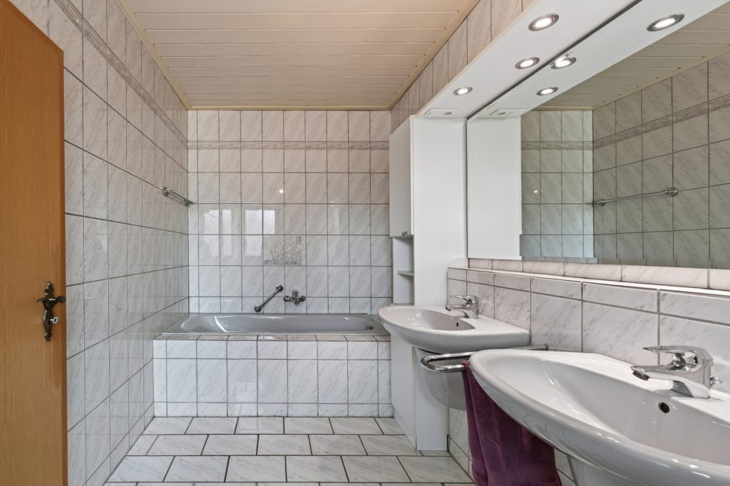 HUST Immobilien GmbH & Co. KG - Immobilienangebot - Oberhausen-Rheinhausen - Häuser - Viel Raum zum Leben und Gestalten – Ein-Zweifamilienhaus mit großem Garten in Oberhausen-Rheinhausen