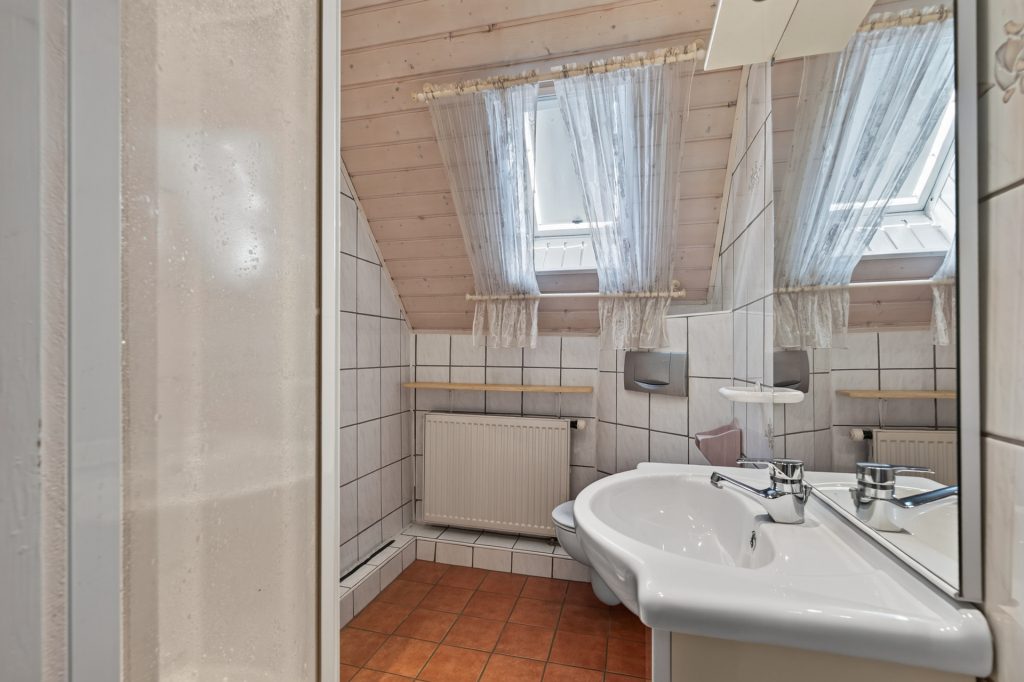 HUST Immobilien GmbH & Co. KG - Immobilienangebot - Oberhausen-Rheinhausen - Häuser - Viel Raum zum Leben und Gestalten – Ein-Zweifamilienhaus mit großem Garten in Oberhausen-Rheinhausen