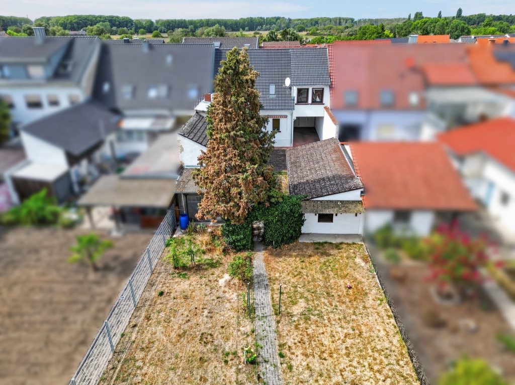 HUST Immobilien GmbH & Co. KG - Immobilienangebot - Oberhausen-Rheinhausen - Häuser - Viel Raum zum Leben und Gestalten – Ein-Zweifamilienhaus mit großem Garten in Oberhausen-Rheinhausen