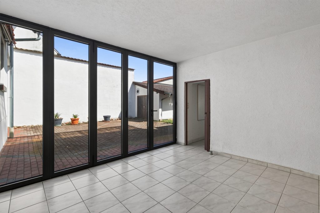 HUST Immobilien GmbH & Co. KG - Immobilienangebot - Oberhausen-Rheinhausen - Häuser - Viel Raum zum Leben und Gestalten – Ein-Zweifamilienhaus mit großem Garten in Oberhausen-Rheinhausen