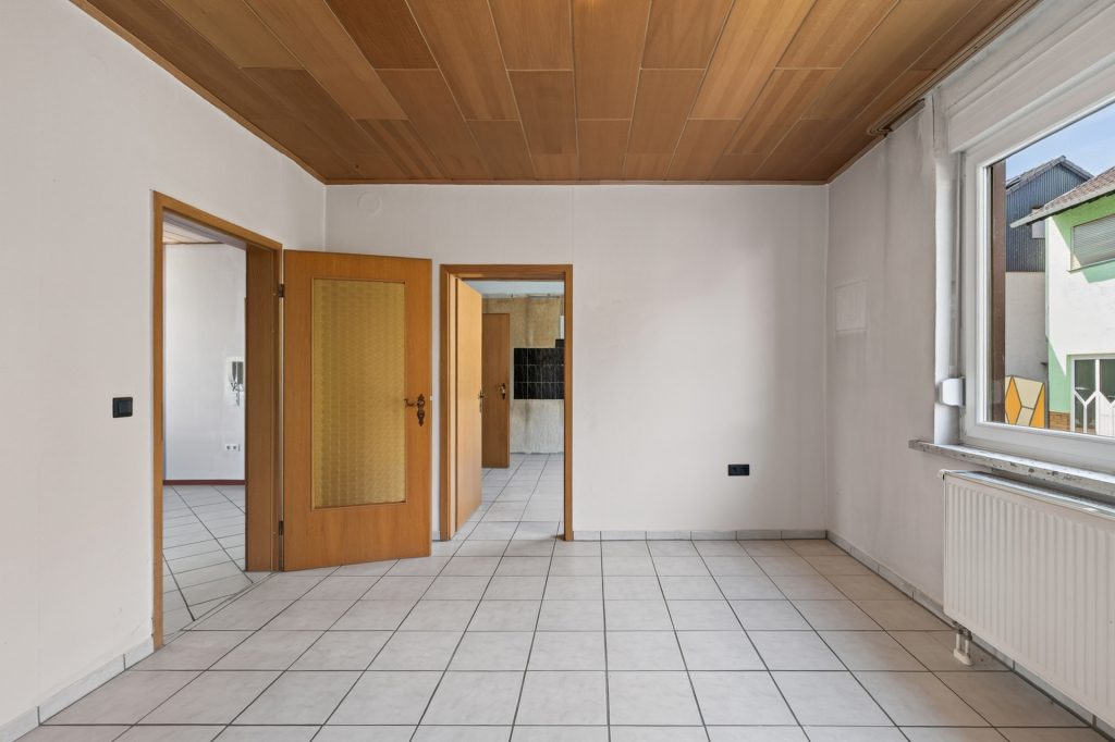 HUST Immobilien GmbH & Co. KG - Immobilienangebot - Oberhausen-Rheinhausen - Häuser - Viel Raum zum Leben und Gestalten – Ein-Zweifamilienhaus mit großem Garten in Oberhausen-Rheinhausen