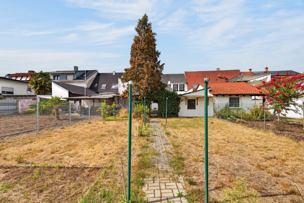 HUST Immobilien GmbH & Co. KG - Immobilienangebot - Oberhausen-Rheinhausen - Häuser - Viel Raum zum Leben und Gestalten – Ein-Zweifamilienhaus mit großem Garten in Oberhausen-Rheinhausen