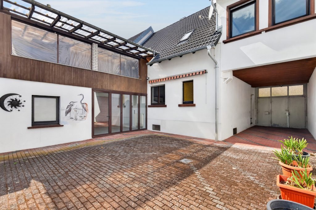 HUST Immobilien GmbH & Co. KG - Immobilienangebot - Oberhausen-Rheinhausen - Häuser - Viel Raum zum Leben und Gestalten – Ein-Zweifamilienhaus mit großem Garten in Oberhausen-Rheinhausen