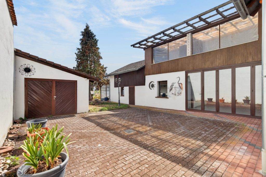 HUST Immobilien GmbH & Co. KG - Immobilienangebot - Oberhausen-Rheinhausen - Häuser - Viel Raum zum Leben und Gestalten – Ein-Zweifamilienhaus mit großem Garten in Oberhausen-Rheinhausen
