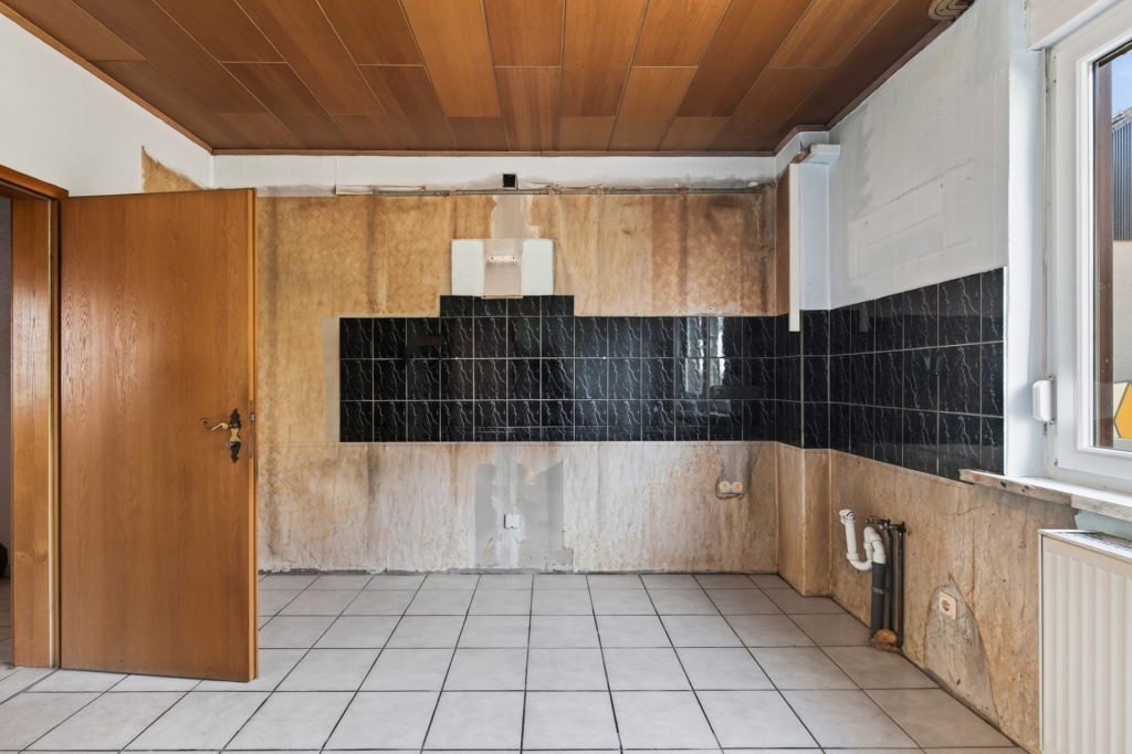 HUST Immobilien GmbH & Co. KG - Immobilienangebot - Oberhausen-Rheinhausen - Häuser - Viel Raum zum Leben und Gestalten – Ein-Zweifamilienhaus mit großem Garten in Oberhausen-Rheinhausen