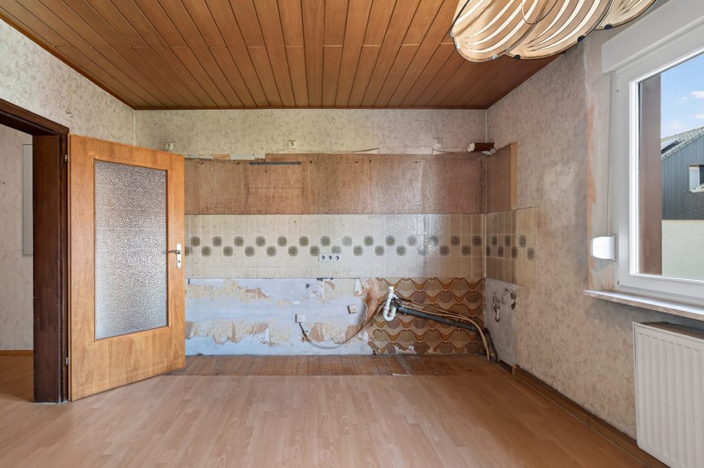 HUST Immobilien GmbH & Co. KG - Immobilienangebot - Oberhausen-Rheinhausen - Häuser - Viel Raum zum Leben und Gestalten – Ein-Zweifamilienhaus mit großem Garten in Oberhausen-Rheinhausen