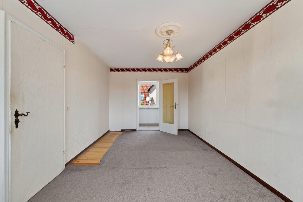 HUST Immobilien GmbH & Co. KG - Immobilienangebot - Oberhausen-Rheinhausen - Häuser - Viel Raum zum Leben und Gestalten – Ein-Zweifamilienhaus mit großem Garten in Oberhausen-Rheinhausen