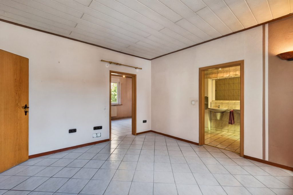 HUST Immobilien GmbH & Co. KG - Immobilienangebot - Oberhausen-Rheinhausen - Häuser - Viel Raum zum Leben und Gestalten – Ein-Zweifamilienhaus mit großem Garten in Oberhausen-Rheinhausen