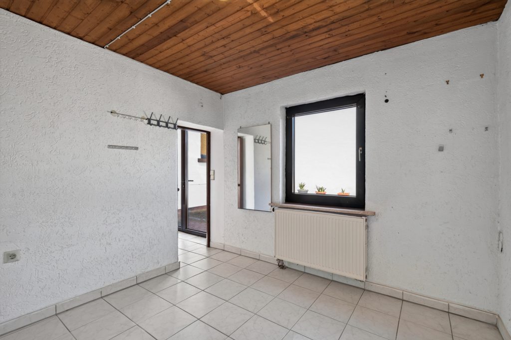 HUST Immobilien GmbH & Co. KG - Immobilienangebot - Oberhausen-Rheinhausen - Häuser - Viel Raum zum Leben und Gestalten – Ein-Zweifamilienhaus mit großem Garten in Oberhausen-Rheinhausen