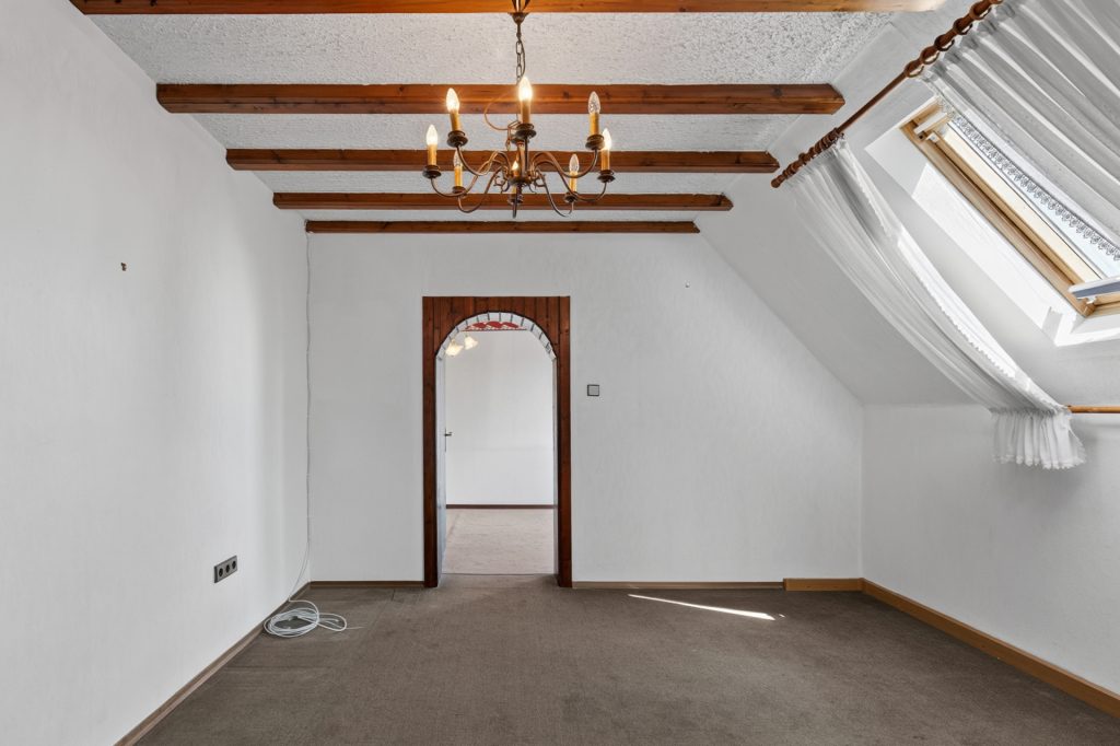 HUST Immobilien GmbH & Co. KG - Immobilienangebot - Oberhausen-Rheinhausen - Häuser - Viel Raum zum Leben und Gestalten – Ein-Zweifamilienhaus mit großem Garten in Oberhausen-Rheinhausen