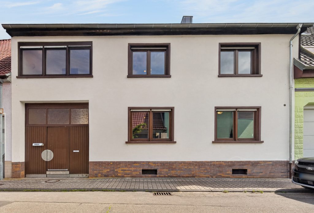 HUST Immobilien GmbH & Co. KG - Immobilienangebot - Oberhausen-Rheinhausen - Häuser - Viel Raum zum Leben und Gestalten – Ein-Zweifamilienhaus mit großem Garten in Oberhausen-Rheinhausen