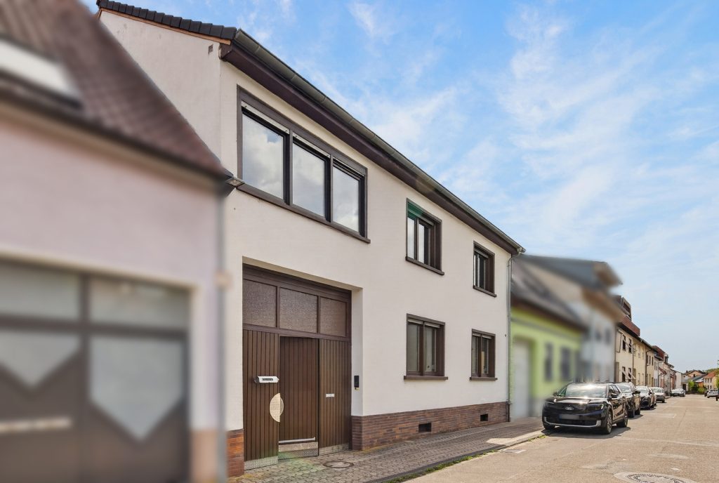HUST Immobilien GmbH & Co. KG - Immobilienangebot - Oberhausen-Rheinhausen - Häuser - Viel Raum zum Leben und Gestalten – Ein-Zweifamilienhaus mit großem Garten in Oberhausen-Rheinhausen