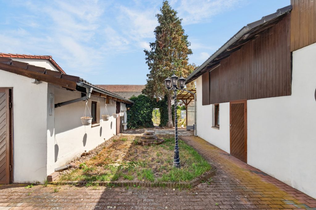 HUST Immobilien GmbH & Co. KG - Immobilienangebot - Oberhausen-Rheinhausen - Häuser - Viel Raum zum Leben und Gestalten – Ein-Zweifamilienhaus mit großem Garten in Oberhausen-Rheinhausen
