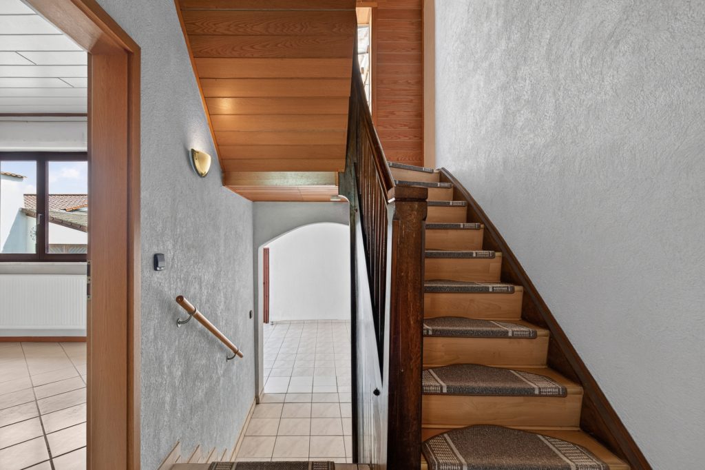 HUST Immobilien GmbH & Co. KG - Immobilienangebot - Oberhausen-Rheinhausen - Häuser - Viel Raum zum Leben und Gestalten – Ein-Zweifamilienhaus mit großem Garten in Oberhausen-Rheinhausen