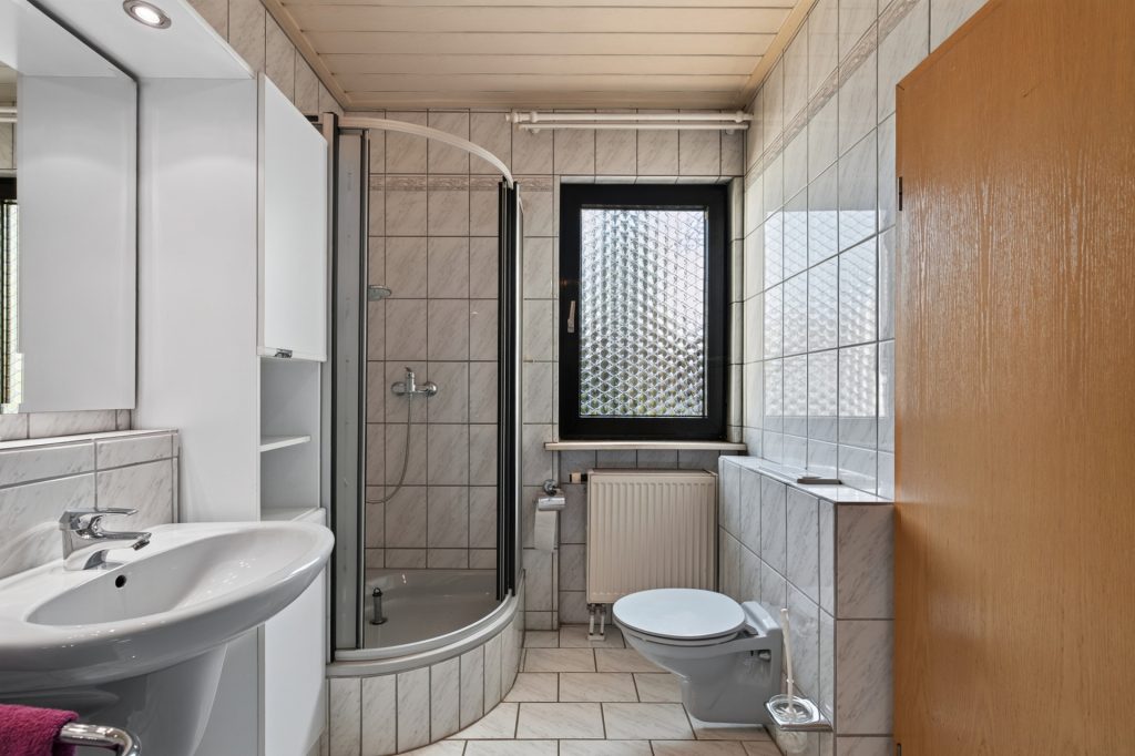 HUST Immobilien GmbH & Co. KG - Immobilienangebot - Oberhausen-Rheinhausen - Häuser - Viel Raum zum Leben und Gestalten – Ein-Zweifamilienhaus mit großem Garten in Oberhausen-Rheinhausen