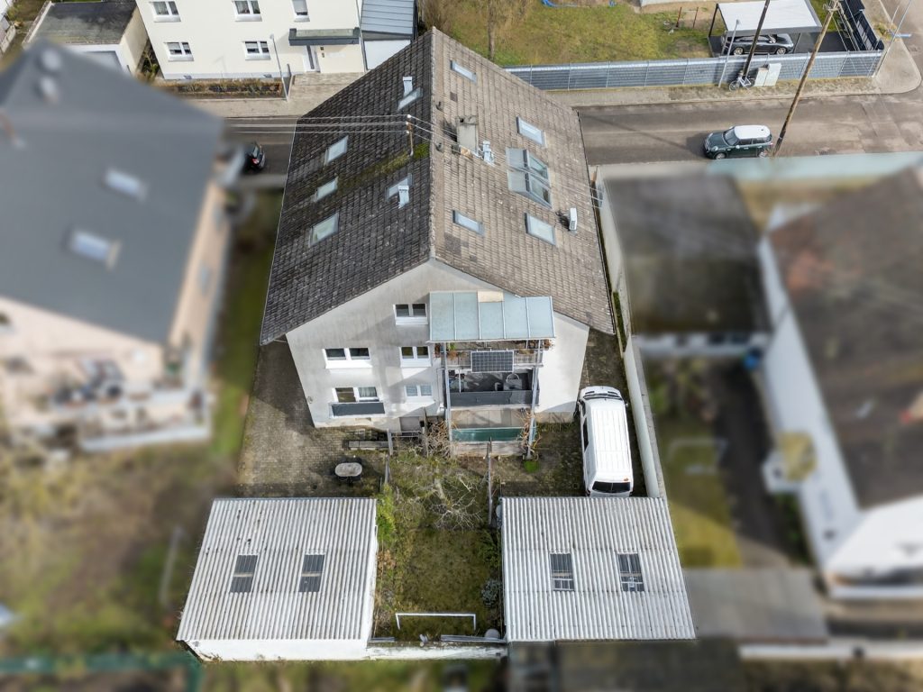 HUST Immobilien GmbH & Co. KG - Immobilienangebot - Karlsruhe / Neureut - Häuser - 4,79 % Rendite: vollvermietetes Mehrfamilienhaus mit 8 Wohnungen und 4 Garagen in Karlsruhe-Neureut