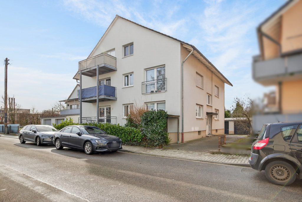 HUST Immobilien GmbH & Co. KG - Immobilienangebot - Karlsruhe / Neureut - Häuser - 4,79 % Rendite: vollvermietetes Mehrfamilienhaus mit 8 Wohnungen und 4 Garagen in Karlsruhe-Neureut