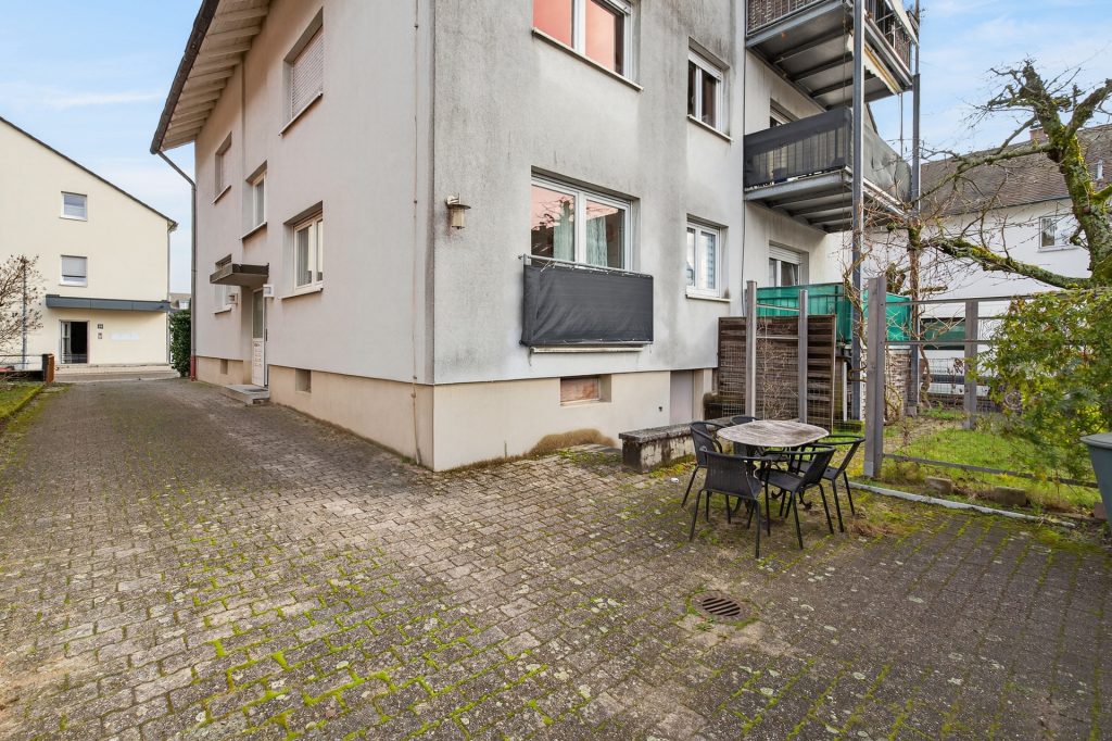 HUST Immobilien GmbH & Co. KG - Immobilienangebot - Karlsruhe / Neureut - Häuser - 4,79 % Rendite: vollvermietetes Mehrfamilienhaus mit 8 Wohnungen und 4 Garagen in Karlsruhe-Neureut