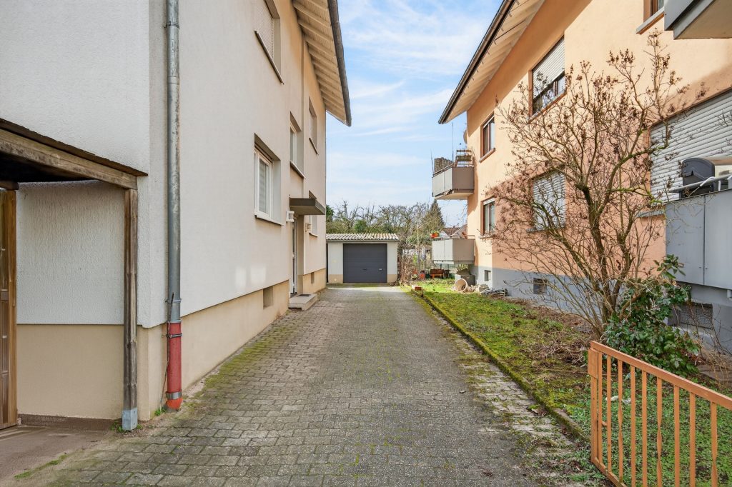 HUST Immobilien GmbH & Co. KG - Immobilienangebot - Karlsruhe / Neureut - Häuser - 4,79 % Rendite: vollvermietetes Mehrfamilienhaus mit 8 Wohnungen und 4 Garagen in Karlsruhe-Neureut