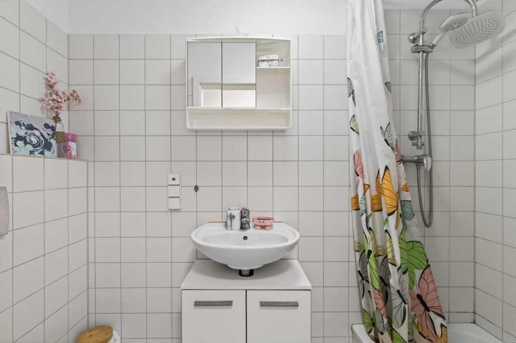HUST Immobilien GmbH & Co. KG - Immobilienangebot - Karlsruhe / Neureut - Häuser - 4,79 % Rendite: vollvermietetes Mehrfamilienhaus mit 8 Wohnungen und 4 Garagen in Karlsruhe-Neureut