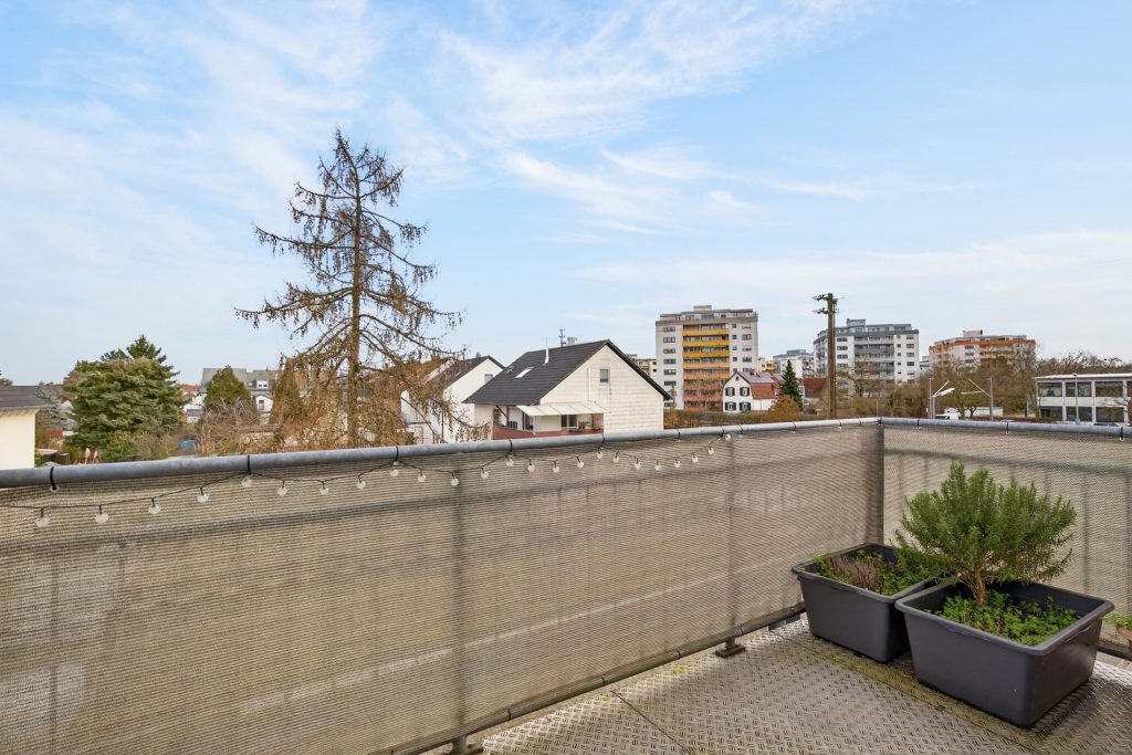 HUST Immobilien GmbH & Co. KG - Immobilienangebot - Karlsruhe / Neureut - Häuser - 4,79 % Rendite: vollvermietetes Mehrfamilienhaus mit 8 Wohnungen und 4 Garagen in Karlsruhe-Neureut
