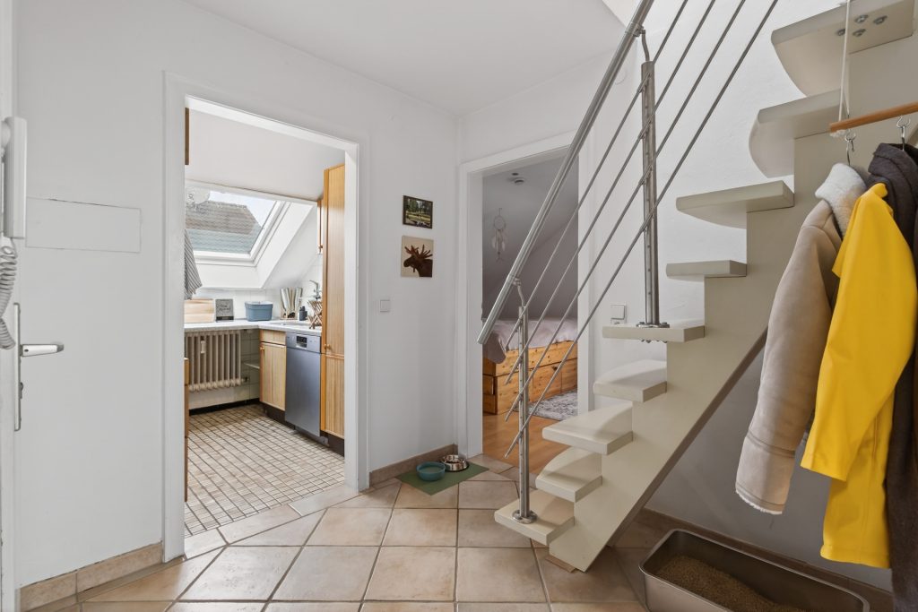 HUST Immobilien GmbH & Co. KG - Immobilienangebot - Karlsruhe / Neureut - Häuser - 4,79 % Rendite: vollvermietetes Mehrfamilienhaus mit 8 Wohnungen und 4 Garagen in Karlsruhe-Neureut