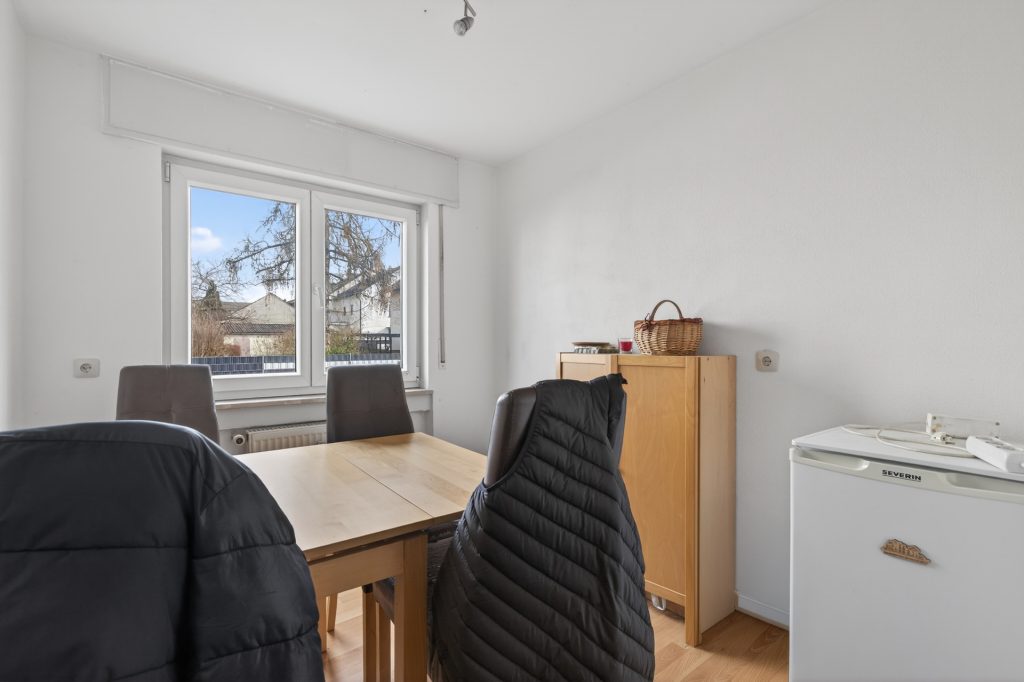 HUST Immobilien GmbH & Co. KG - Immobilienangebot - Karlsruhe / Neureut - Häuser - 4,79 % Rendite: vollvermietetes Mehrfamilienhaus mit 8 Wohnungen und 4 Garagen in Karlsruhe-Neureut