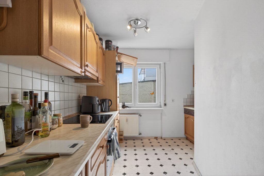 HUST Immobilien GmbH & Co. KG - Immobilienangebot - Karlsruhe / Neureut - Häuser - 4,79 % Rendite: vollvermietetes Mehrfamilienhaus mit 8 Wohnungen und 4 Garagen in Karlsruhe-Neureut