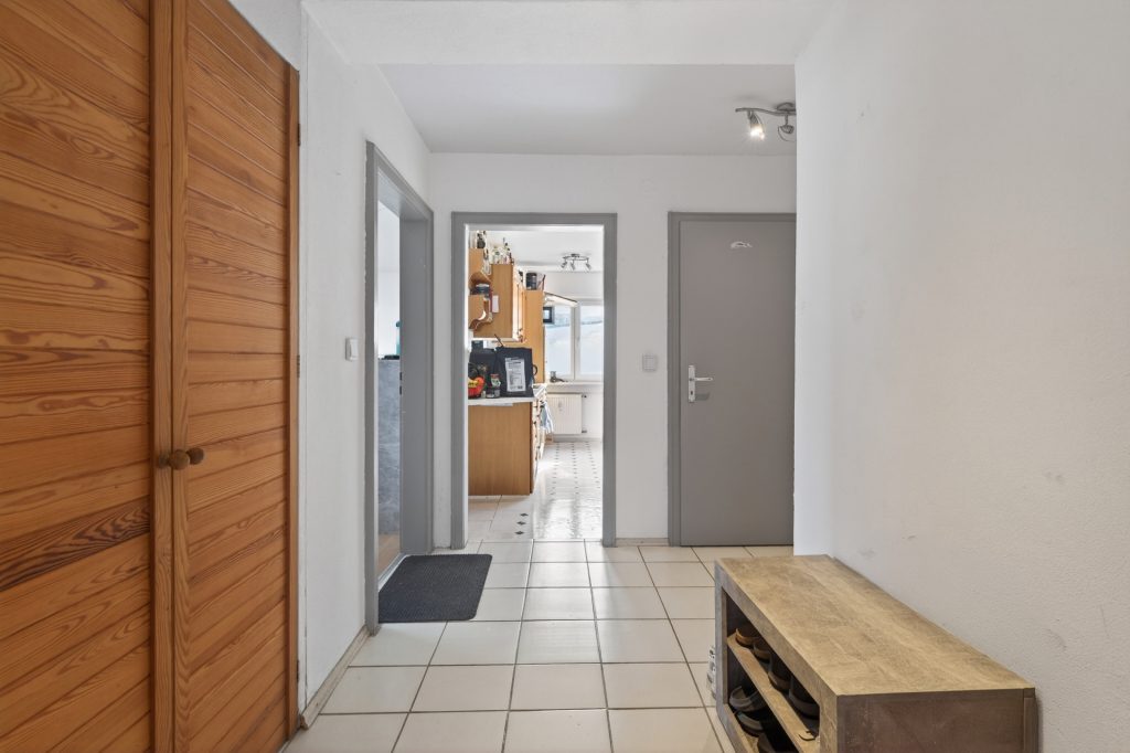 HUST Immobilien GmbH & Co. KG - Immobilienangebot - Karlsruhe / Neureut - Häuser - 4,79 % Rendite: vollvermietetes Mehrfamilienhaus mit 8 Wohnungen und 4 Garagen in Karlsruhe-Neureut